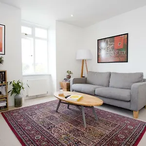 Bright 2 Bedroom - Great Location - Free Parking Apartment