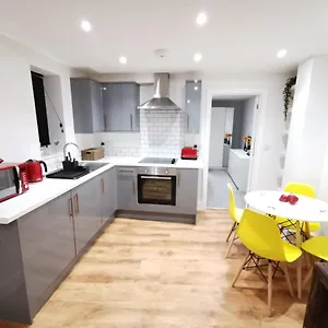 4 Sleeps And Travel Cot- Close To And Restaurants Apartment